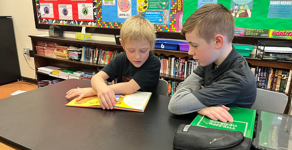 Two elementary school students reading<br />
